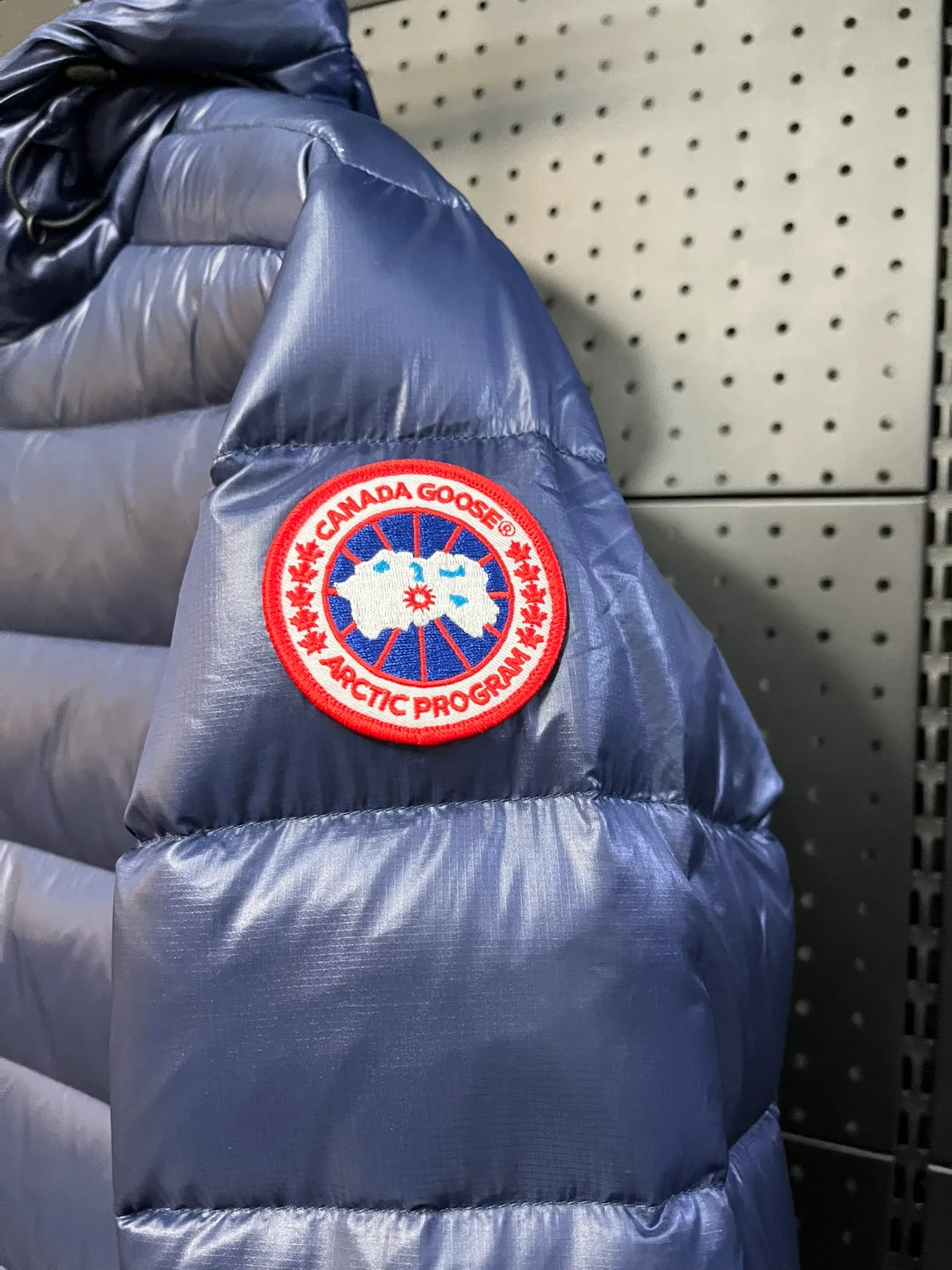 P940 Top 🔥purchase version 𝘾𝘼𝙉𝘼𝘿𝘼 𝙂𝙊𝙊𝙎𝙀/Canada Goose 2227 thin and light style. It’s super lightweight and doesn’t feel any weight on your upper body at all! Show more temperament‼  Canada Goose, a Canadian brand, has always been recognized as the warmest down jacket. Various Instagram celebrities, Internet celebrities, and celebrities often wear it for street photos. I make Canada Goose every year, but I still can’t get rid of my love for the goose. No matter how cold the winter is, there is no need to be afraid. Canada Goose is the legendary warmest down jacket and is known as a must-have for Arctic outdoor sports! The most popular down jacket in the world, celebrities are rushing to buy it, it is a must-have! Size: S-2XL Color: silver gray (red label) silver gray (black label), black (red label), black (black label), dark blue